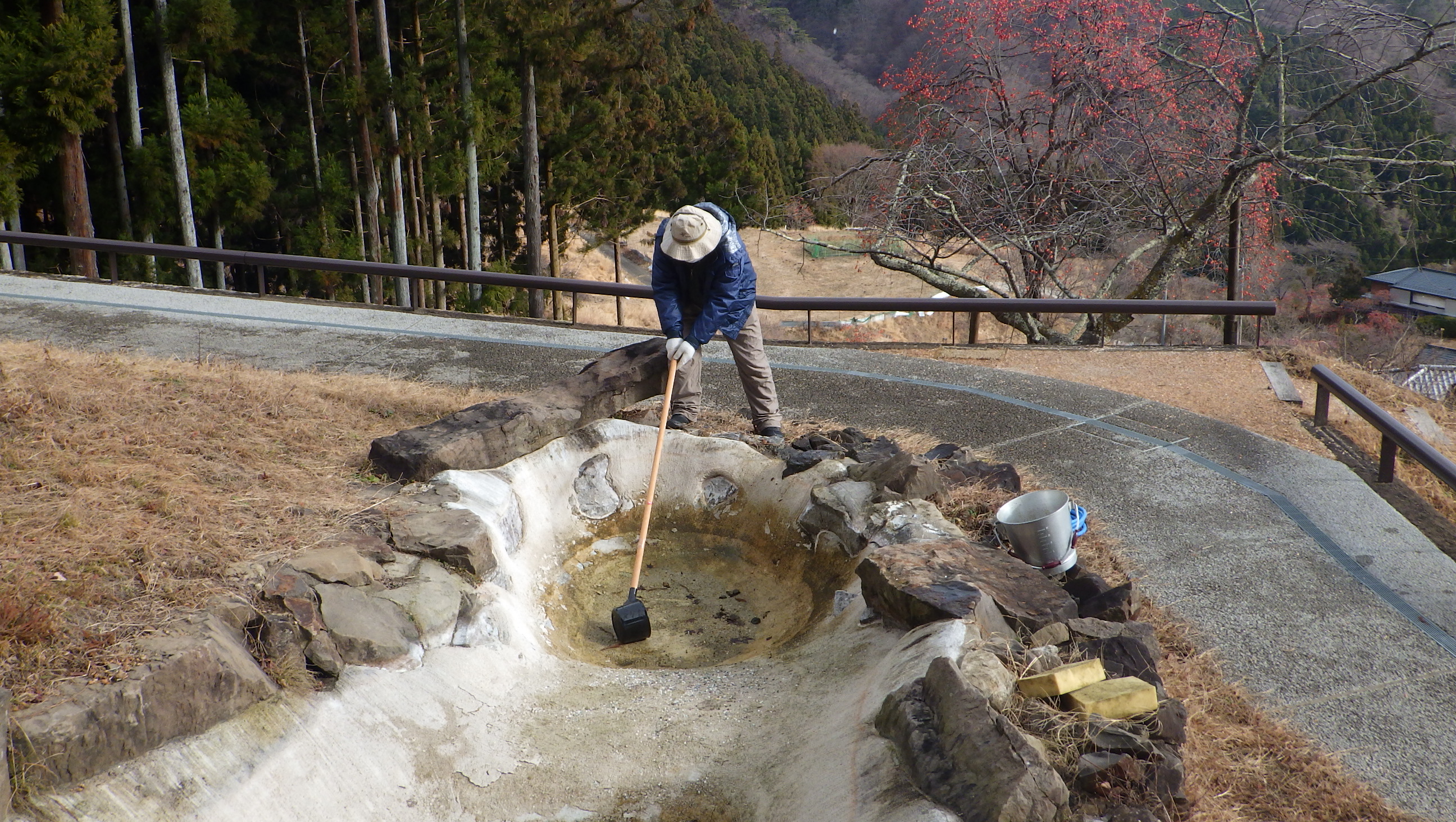 池の水を抜く館長